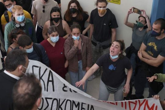 Ηράκλειο: Με διαμαρτυρία υποδέχθηκαν την Μίνα Γκάγκα στο ΠΑΓΝΗ