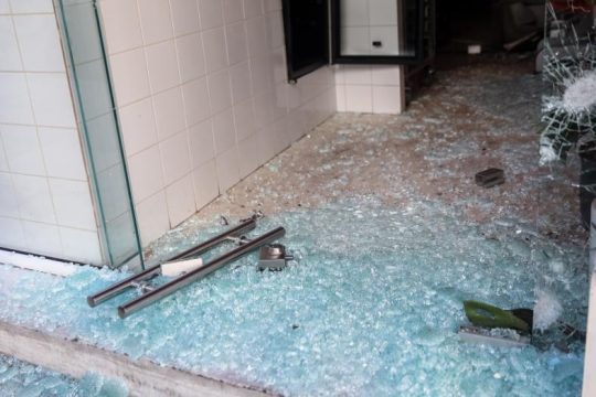 Άγνωστοι πέταξαν χειροβομβίδα σε ζαχαροπλαστείο στο Παγκράτι