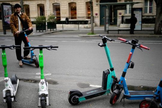 Βαρκελώνη: 500 ευρώ πρόστιμο σε όσους οδηγούν πατίνια στο πεζοδρόμιο