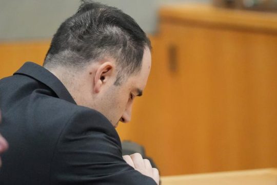 Σπεύδει για χάρη σε καταδικασμένο για δολοφονία αντιρατσιστή διαδηλωτή