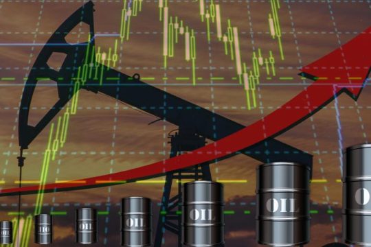 Εκρηκτική αύξηση της τιμής του πετρελαίου μετά τις μειώσεις παραγωγής