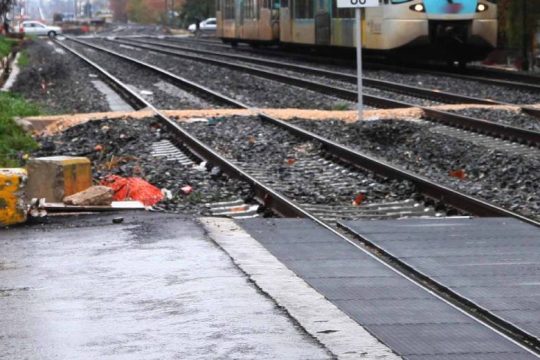 Διασωληνωμένος νοσηλεύεται ανήλικος που παρασύρθηκε από συρμό του προαστιακού