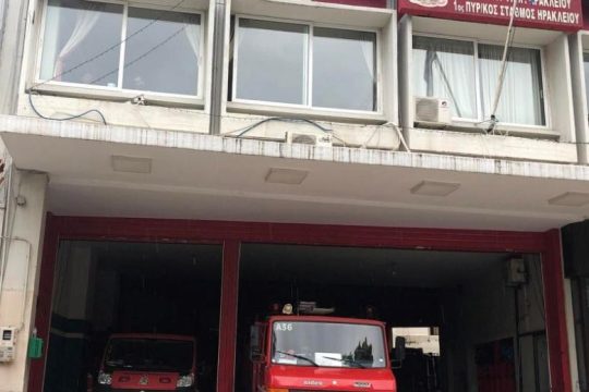 Υπό έλεγχο η φωτιά έξω από εργοστάσιο του Ασπροπύργου
