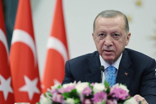 Με στολή πιλότου η πρώτη δημόσια εμφάνιση Ερντογάν μετά την ασθένειά του