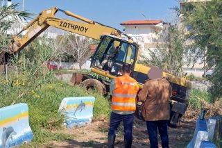 Μπουλντόζες καταστρέφουν το Μεγάλο Ρέμα στη Ραφήνα
