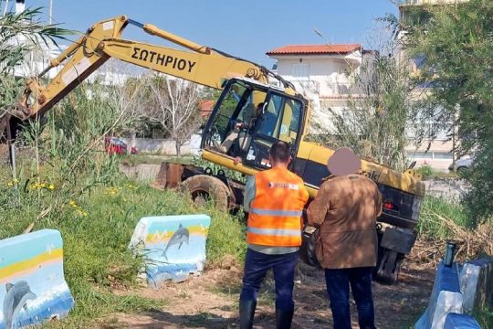 Μπουλντόζες καταστρέφουν το Μεγάλο Ρέμα στη Ραφήνα