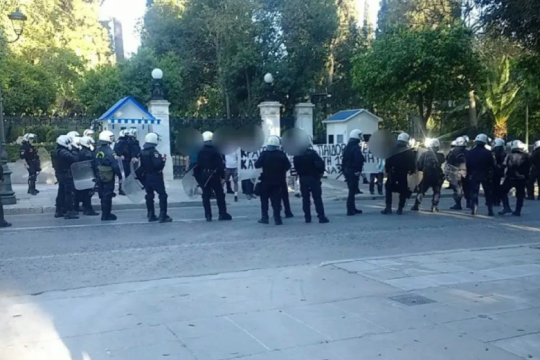 Προσαγωγές σε παρέμβαση για το θύμα παιδοβιαστών έξω από το Προεδρικό Μέγαρο