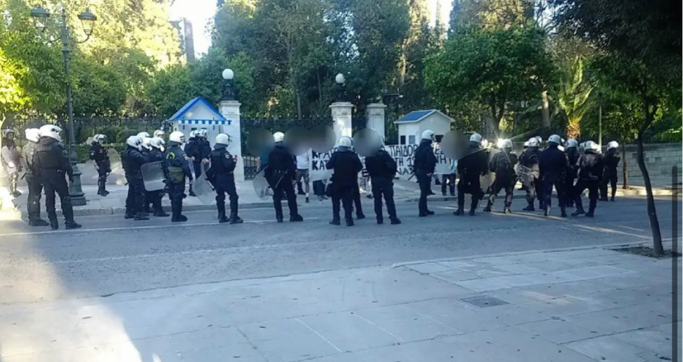 Προσαγωγές σε παρέμβαση για το θύμα παιδοβιαστών έξω από το Προεδρικό Μέγαρο
