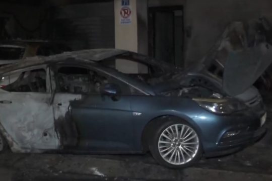 Εμπρησμός στα Σεπόλια: 4 αμάξια καμένα, εκκενώθηκε πολυκατοικία