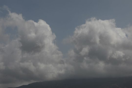 Άστατος καιρός με βροχές και μικρή πτώση του υδράργυρου