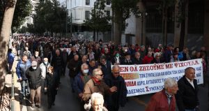 «H ακρίβεια κλέβει τη σύνταξη και τη ζωή μας»