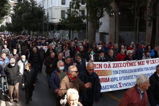 «H ακρίβεια κλέβει τη σύνταξη και τη ζωή μας»