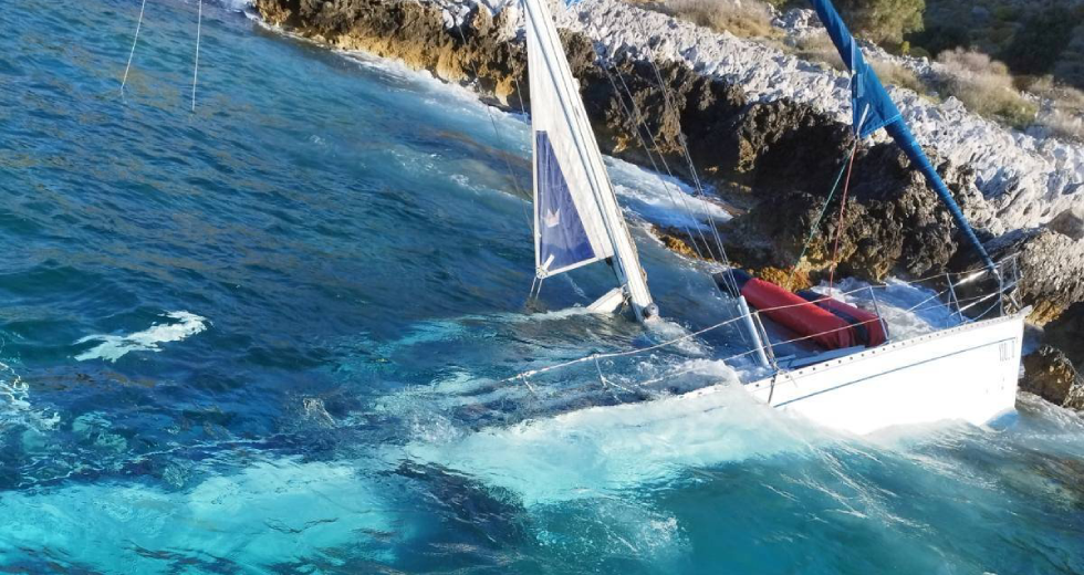Προσάραξε ιστιοφόρο με πρόσφυγες
