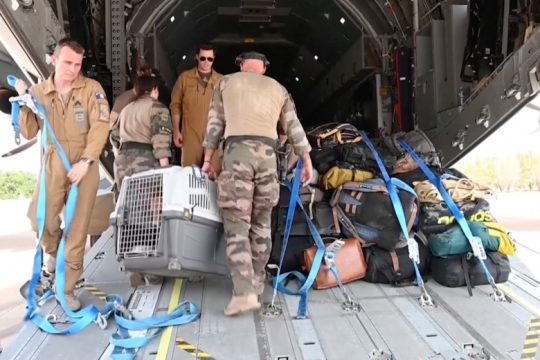 Χιλιάδες πολίτες ξένων κρατών εγκαταλείπουν με κάθε τρόπο το Σουδάν