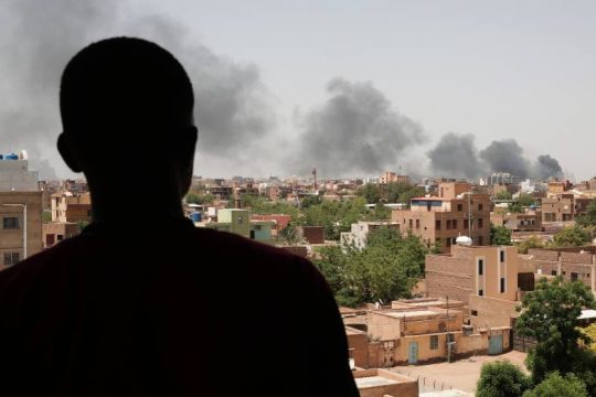Οι ΗΠΑ απομάκρυναν το διπλωματικό προσωπικό απ’ το Σουδάν, επαφές Δένδια για τους Έλληνες