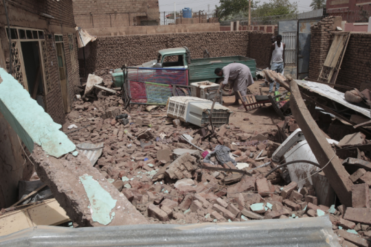 Έφοδοι παραστρατιωτικών σε φυλακές του Σουδάν – Άφαντος ο ανατραπείς πρόεδρος