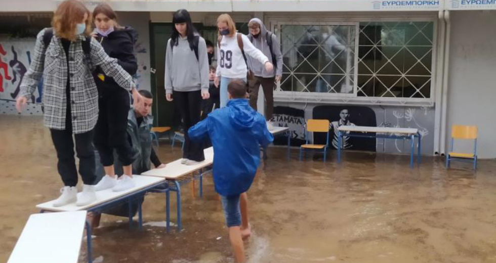 Από τις θρανιογέφυρες στις παγκακογέφυρες: Μια αξιολόγηση… δρόμος!
