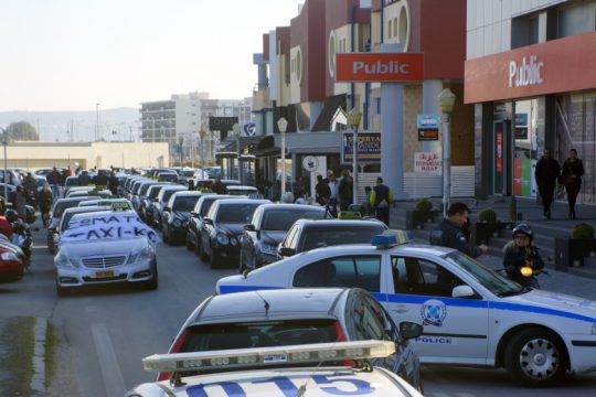 «Χαμός» στη Ρόδο: Έκρηξη οργής οδηγών ταξί για τη λειτουργία της Uber