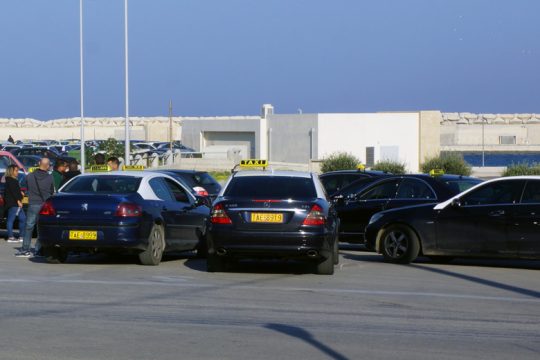 Οργή οδηγών ταξί στη Ρόδο από την έλευση της Uber