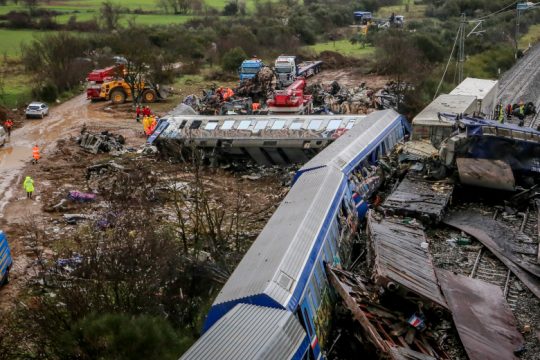 «Ψεκάστε, σκουπίστε, τελειώσατε»: Η Επιτροπή παρέδωσε το πόρισμα για τα Τέμπη