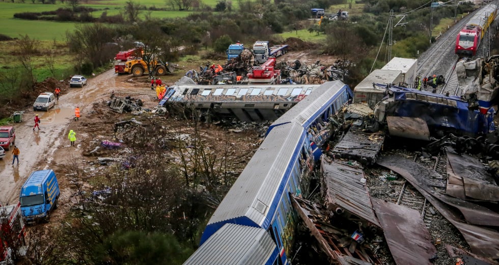 «Ψεκάστε, σκουπίστε, τελειώσατε»: Η Επιτροπή παρέδωσε το πόρισμα για τα Τέμπη