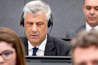 Στο σκαμνί ο Θάτσι για εγκλήματα πολέμου