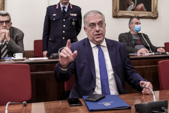Κουνά το δάχτυλο στον ΣΥΡΙΖΑ και μιλά για… διακριτική προστασία στη 12χρονη