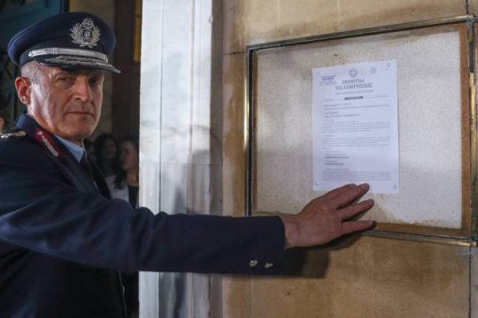 «Διαλύθηκε» η Βουλή, θυροκολλήθηκε το Προεδρικό Διάταγμα