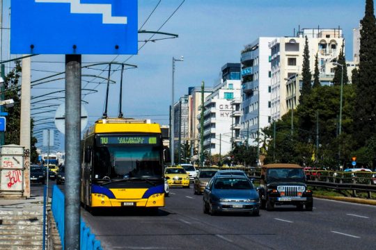 «Χειρόφρενο» για τρίτη ημέρα σε λεωφορεία και τρόλεϊ
