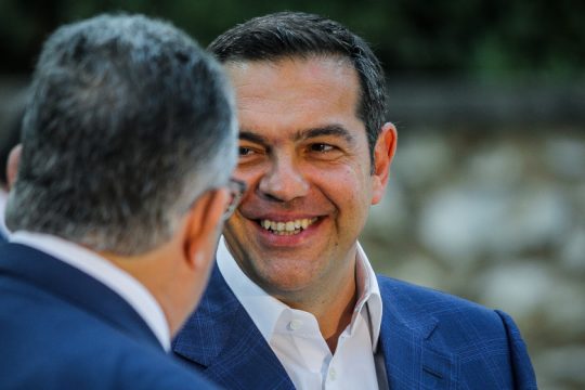 «Αλλά αυτοί είστε» – Αιχμή Τσίπρα για Κουτσούμπα με τα δικά του λόγια [βίντεο]
