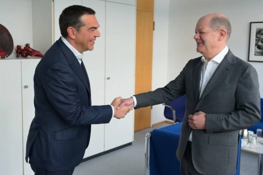 Τι λέει το Μαξίμου για τη συνάντηση Τσίπρα-Σολτς και τι απαντά η Κουμουνδούρου