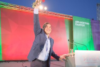 Καρφιά Τσίπρα από την Κω: Ο Μητσοτάκης θέλει να δοξαστεί κρυπτόμενος