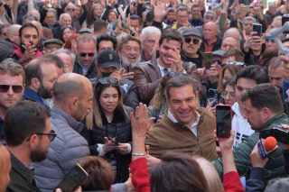 Οι κρυμμένοι άσοι του Τσίπρα τον κάνουν να χαμογελά