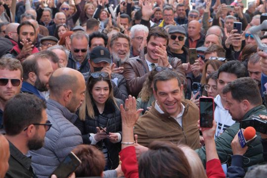 Οι κρυμμένοι άσοι του Τσίπρα τον κάνουν να χαμογελά