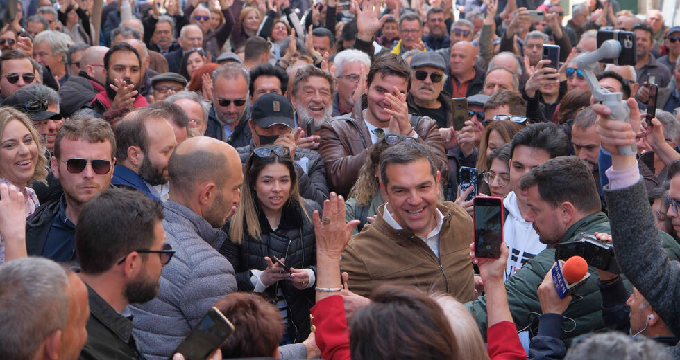 Οι κρυμμένοι άσοι του Τσίπρα τον κάνουν να χαμογελά