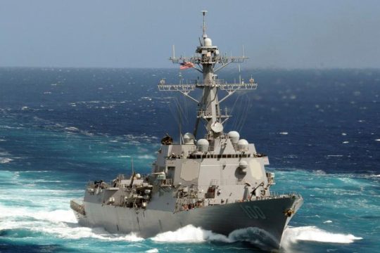 Αντιτορπιλικό των ΗΠΑ πλέει στο στενό της Ταϊβάν