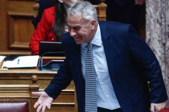 Με τις ψήφους Ν.Δ.-ΠΑΣΟΚ και τον πρωθυπουργό απόντα η τροπολογία για Κασιδιάρη