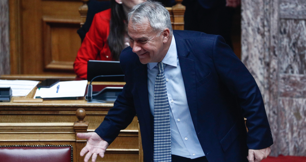 Με τις ψήφους Ν.Δ.-ΠΑΣΟΚ και τον πρωθυπουργό απόντα η τροπολογία για Κασιδιάρη