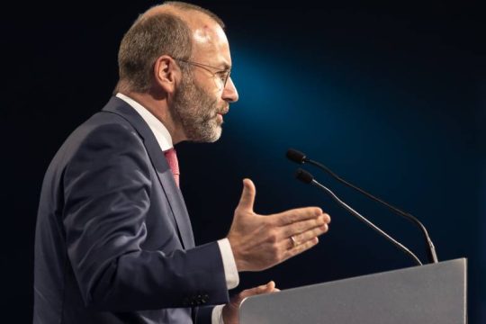 «Ακουμπάει» τον Μάνφρεντ Βέμπερ η έφοδος στα κεντρικά γραφεία του ΕΛΚ