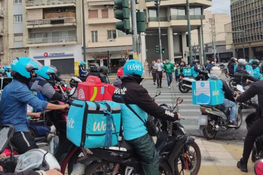 Στον δρόμο ξανά οι διανομείς της Wolt – Δυναμικό απεργιακό τριήμερο