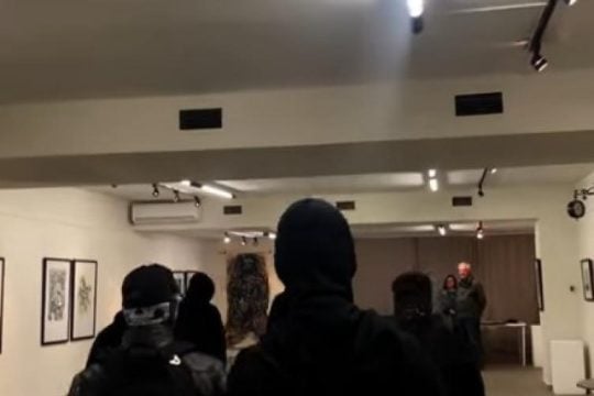 Εισαγγελέας για τα έκτροπα χρυσαυγιτών σε έκθεση καλλιτέχνη από τη Βόρεια Μακεδονία