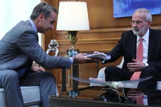 Παρέδωσε στον Ι. Σαρμά ο Κυριάκος Μητσοτάκης
