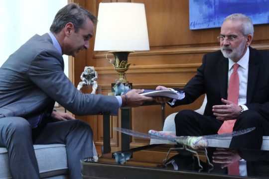 Παρέδωσε στον Ι. Σαρμά ο Κυριάκος Μητσοτάκης