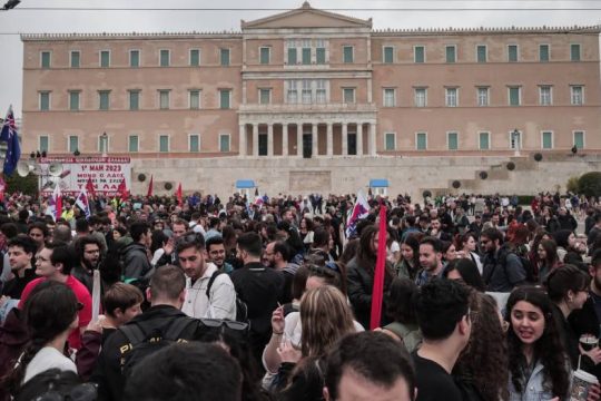 Μαζικές διαδηλώσεις για την Πρωτομαγιά με αιχμή εργασιακά και Τέμπη