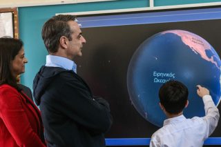 Χτυποκάρδια στα θρανία της Ν.Δ. με voucher και αστυνομία