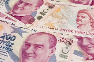 Πέφτει η λίρα, γκρεμίζεται το χρηματιστήριο, εξανεμίζε ται το συνάλλαγμα