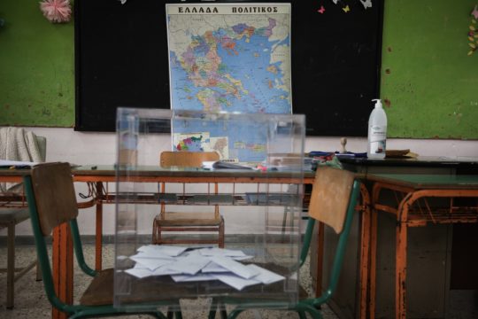 Άνοιξαν οι κάλπες – Πού και πώς ψηφίζουμε