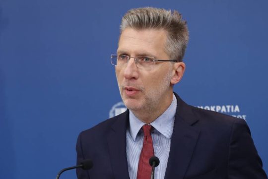 «Σφήνα» Σκέρτσου στον ΣΥΡΙΖΑ με κατηγορίες για σταλινισμό και μαθήματα δημοκρατίας