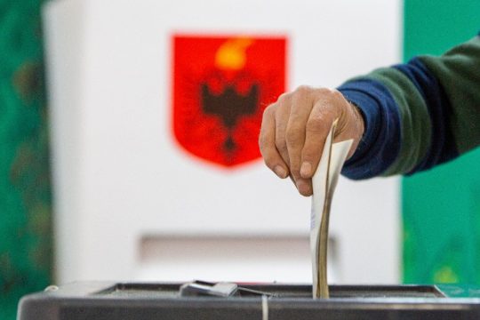 Με ιστορικό χαμηλό έκλεισαν οι κάλπες στις δημοτικές εκλογές της Αλβανίας
