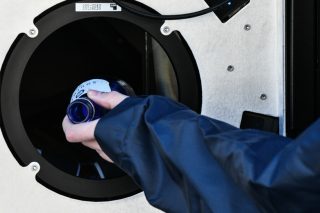 «Μείζον σκάνδαλο» θεωρεί ο ΣΥΡΙΖΑ τη χρηματοδότηση για τα «σπίτια ανακύκλωσης»